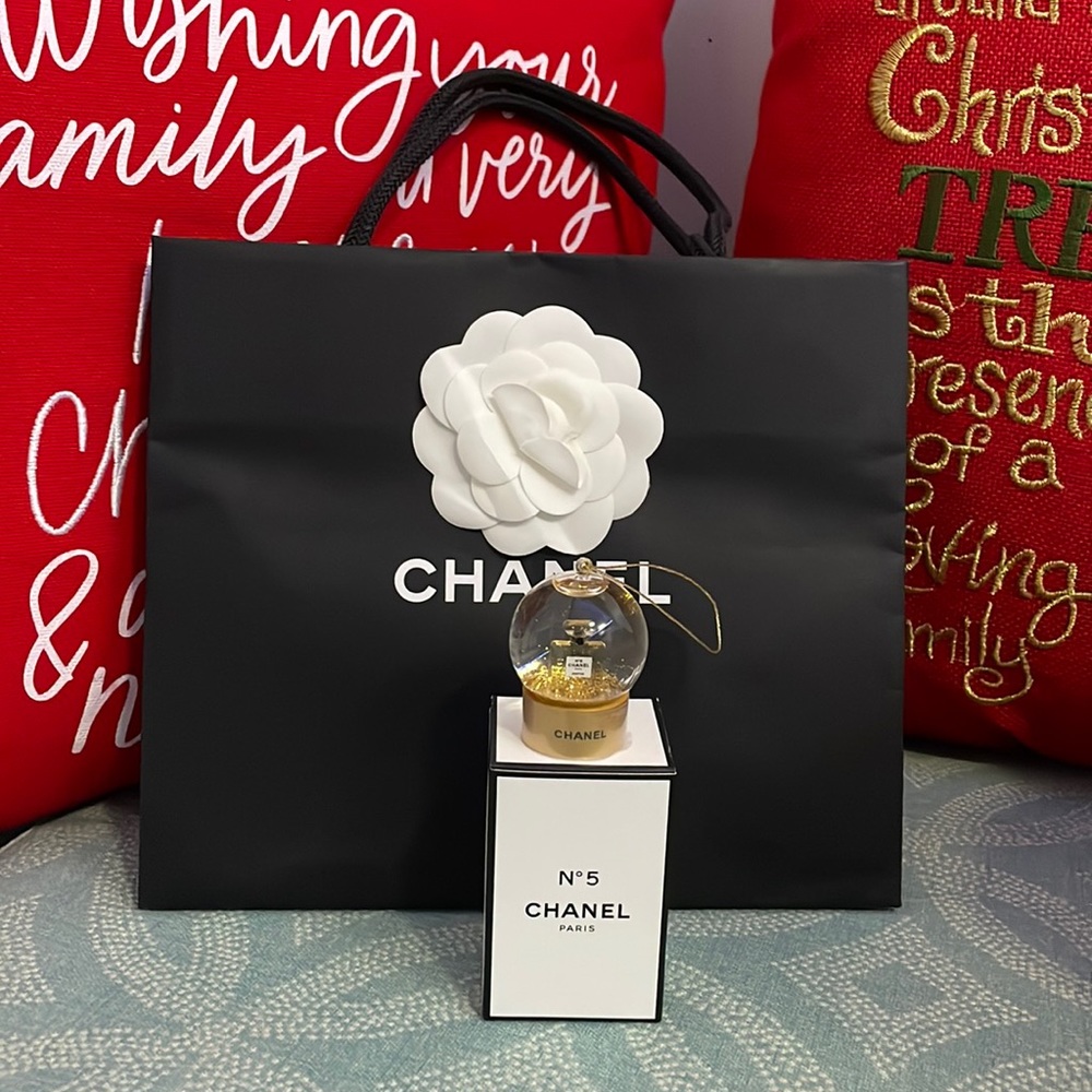Chanel Snowball Decor (Free Gift 🎁)